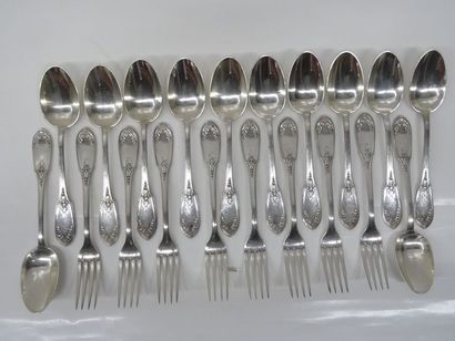 8 couverts à filets et feuilles de laurier...