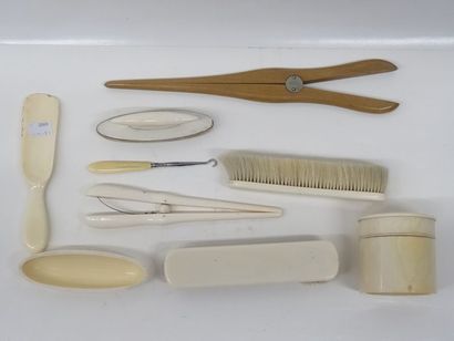 3 brosses, un chausse-pied (accidents), 3...