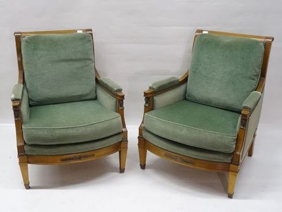 Paire de fauteuils en acajou dans le goût...