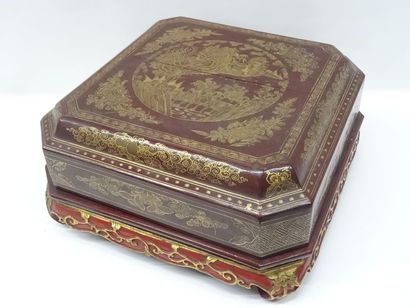 Coffret octogonal en bois laqué à décor d'Extrême-Orient,...