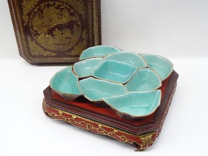 Coffret octogonal en bois laqué à décor d'Extrême-Orient,...