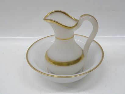 Une cuvette et son bassin en opaline à décor...