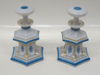 Paire de flacons couverts en opaline. XIXe...