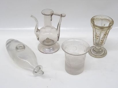 Un verre à pied, un verre gravé en or à décor...