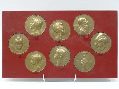 8 médailles en bronze représentant de profils...