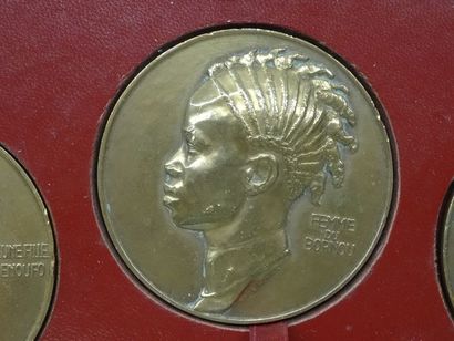 8 médailles en bronze représentant de profils...