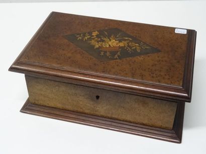 Coffret à bijoux en loupe marquetée dans...