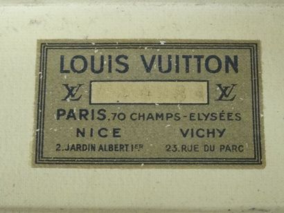 Valise de la maison Vuitton en toile huilée...