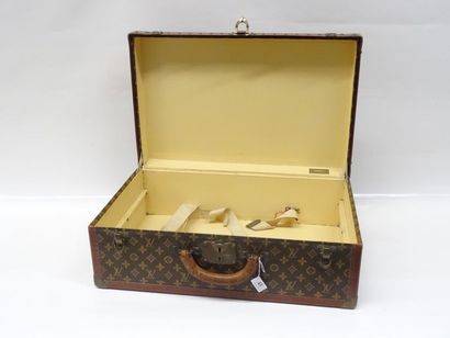 Valise de la maison Vuitton en toile huilée...