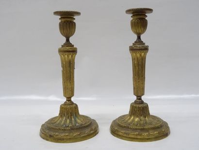 Paire de bougeoirs en bronze de style Louis...