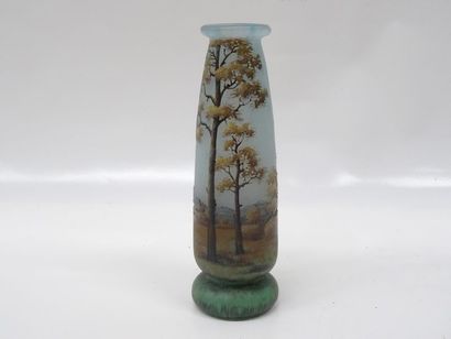 DAUM Nancy Petit vase à décor paysage, dégagé...