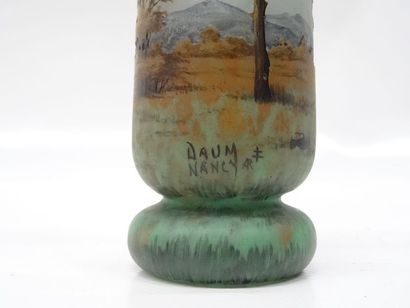 DAUM Nancy Petit vase à décor paysage, dégagé...