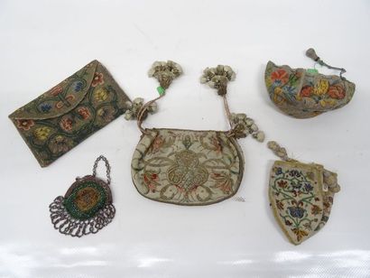 Pochette et 3 aumonières en tissu brodé à...