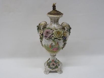 Vase Médicis à anses en porcelaine polychrome...