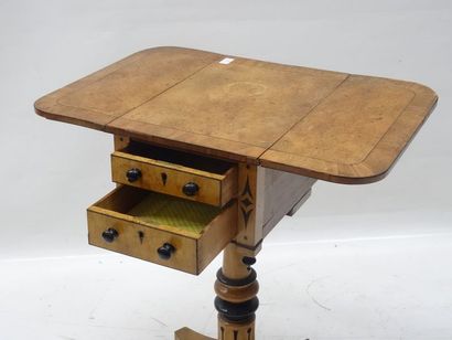 Table à volets en placage de loupe ouvrant...