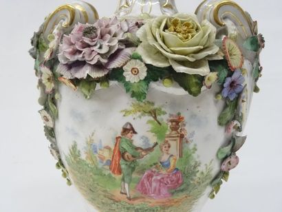 Vase Médicis à anses en porcelaine polychrome...