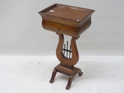 Petite table à plateau cuvette en acajou...