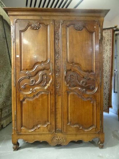 Armoire d'art populaire en noyer ouvrant...