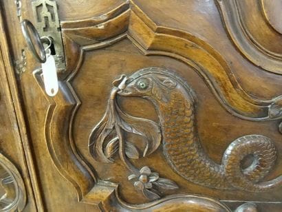 Armoire d'art populaire en noyer ouvrant...