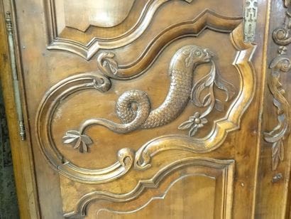 Armoire d'art populaire en noyer ouvrant...