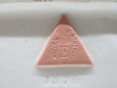 Royal Dux, groupe en céramique peinte représentant...