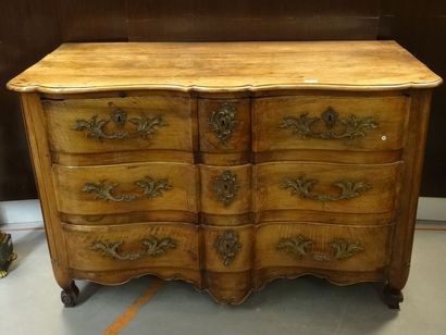 Commode en noyer à façade à arbalette ouvrant...