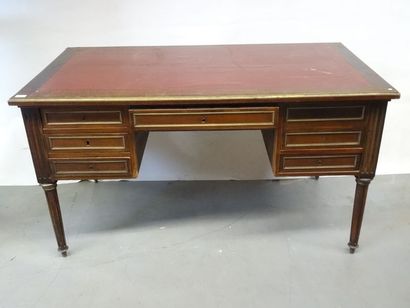 Bureau plat à caissons en acajou et placage...