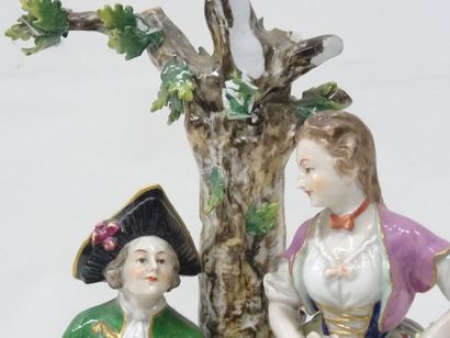 Groupe en porcelaine polychrome représentant...