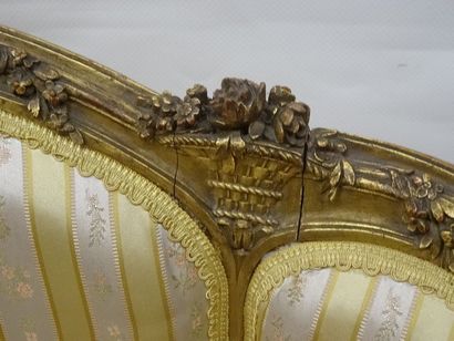 Mobilier de salon en bois doré et sculpté...