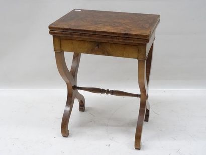 Table à jeux en placage de ronce de noyer,...