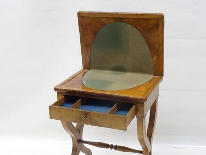 Table à jeux en placage de ronce de noyer,...
