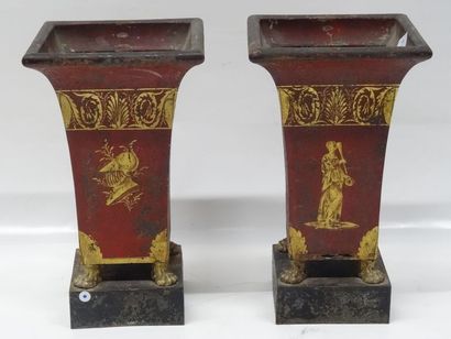 Paire de vases en tôle à fond rouge ornés...