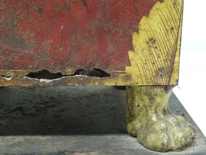 Paire de vases en tôle à fond rouge ornés...