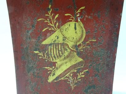 Paire de vases en tôle à fond rouge ornés...