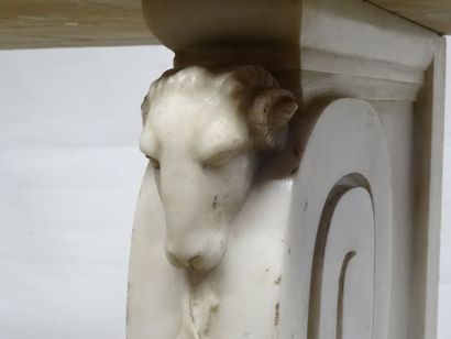 Console en marbre, piètement à enroulements...