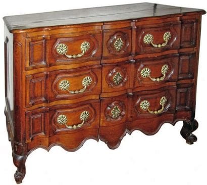 COMMODE en noyer mouluré à façade mouvementée,...
