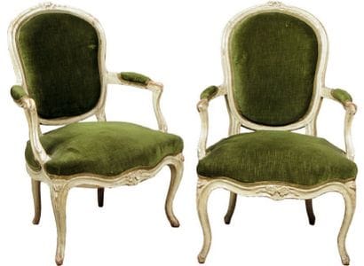 PAIRE DE FAUTEUILS à dossier cabriolet en...