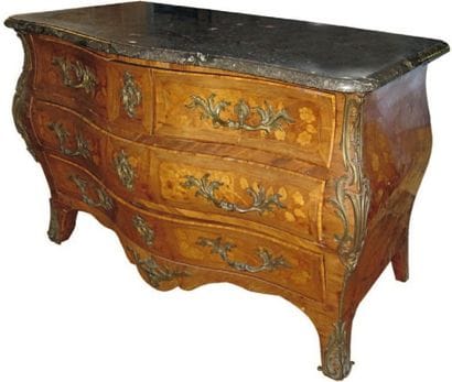 COMMODE à façade galbée en bois de placage...