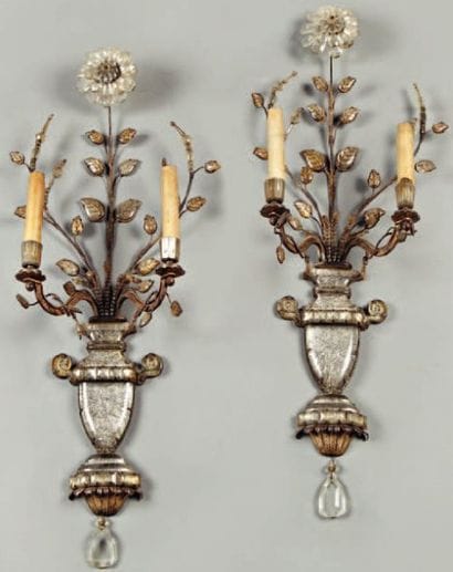 PAIRE D'APPLIQUES à deux lumières en métal...