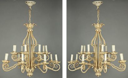 PAIRE DE LUSTRES à seize lumières en fer...