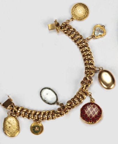 BRACELET en or jaune avec médailles et pendentif...