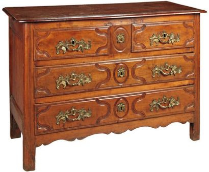COMMODE en noyer mouluré, façade légèrement...