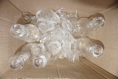 Glass serving part comprising water glasses,...