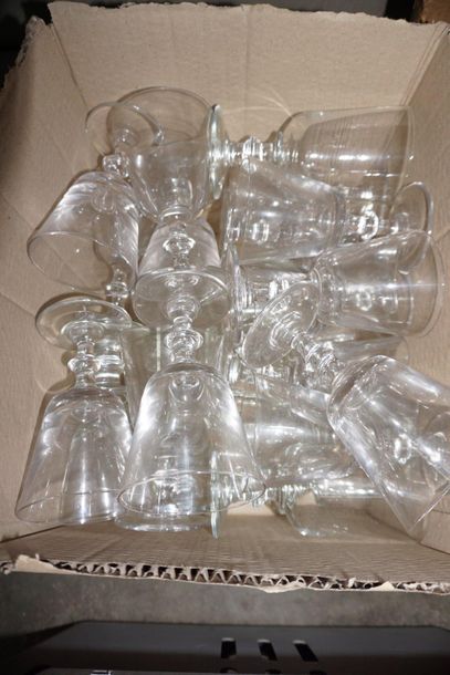 Glass serving part comprising water glasses,...