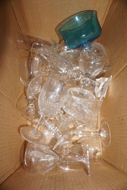 Glass serving part comprising water glasses,...