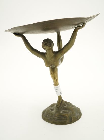 M. VALENTIN, Coupe sur pied épousant la forme...