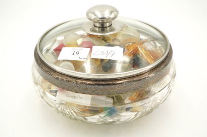 Dans une coupe en verre taillé, réunion d'échantillons...