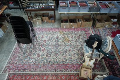 Cinq grands tapis orientaux en laine à motif...