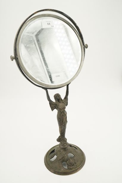 Miroir à poser en métal doré et patiné, le...