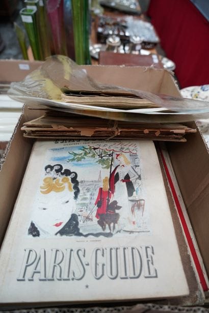 Un lot de livres reliés, albums de cartes....